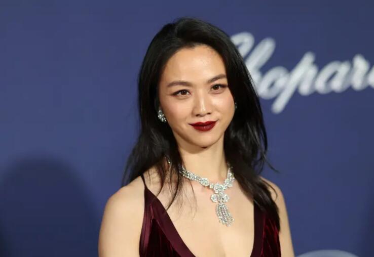 湯唯幫女粉絲簽名突罵「妳不乖」　國際影后真面目全被拍下